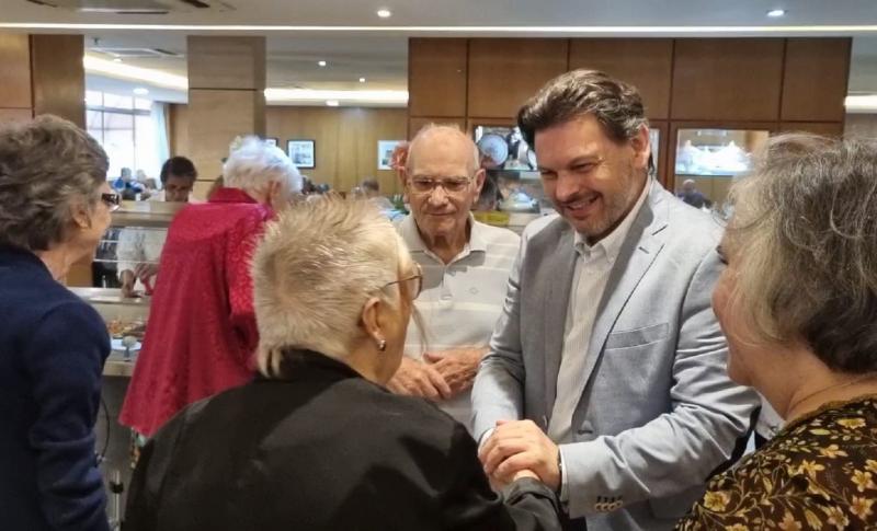Imaxe da visita do secretario xeral da Emigración á Associação Recreio dos Anciãos de Río de Xaneiro