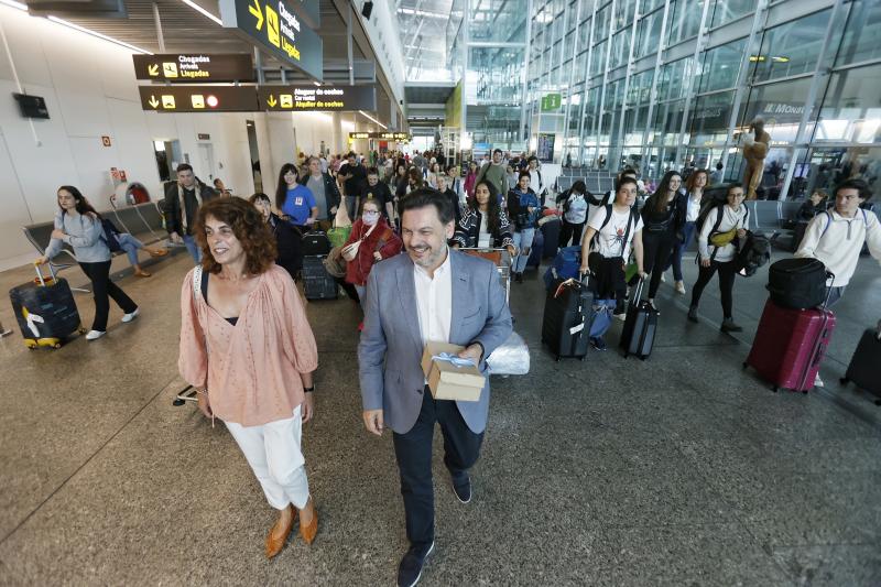 Imaxe da chegada ao aeroporto de Santiago de Compostela das e dos participantes nas Escolas Abertas 2023