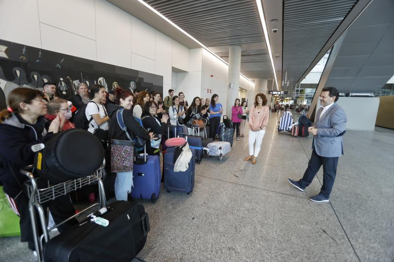 Imagen de la llegada al aeropuerto de Santiago de Compostela de las y los participantes en las Escolas Abertas 2023
