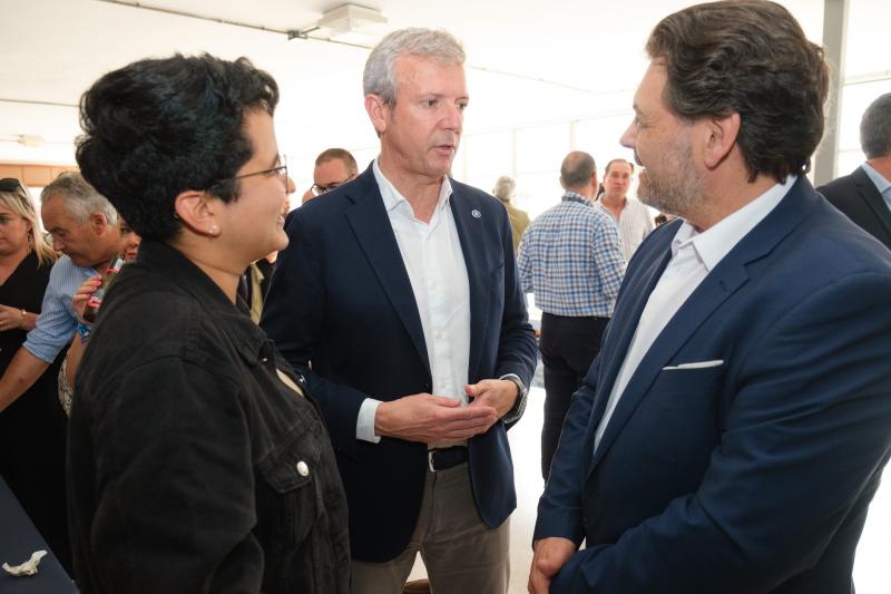 El presidente participa en una recepción al alumnado de estos estudios en Culleredo