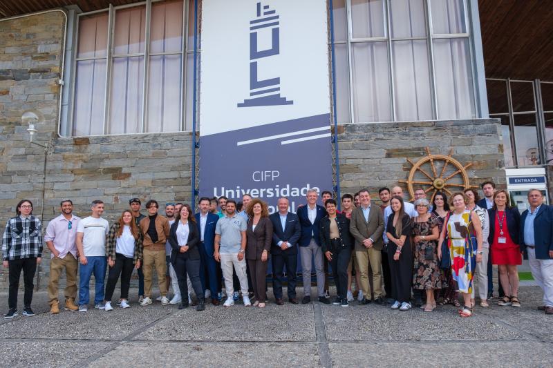 El presidente participa en una recepción al alumnado de estos estudios en Culleredo