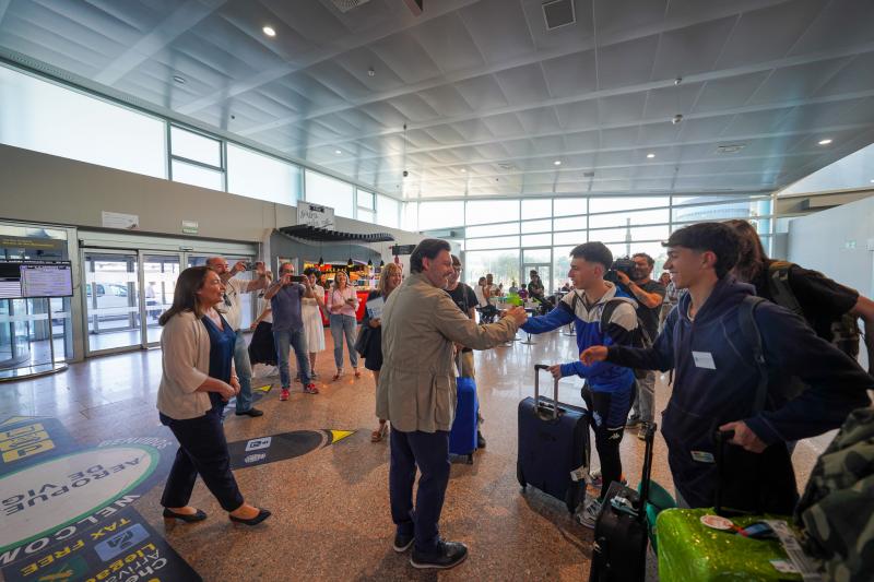 Imagen de la llegada al aeropuerto de Vigo de las y los participantes en el  Conecta co Camiño 2023