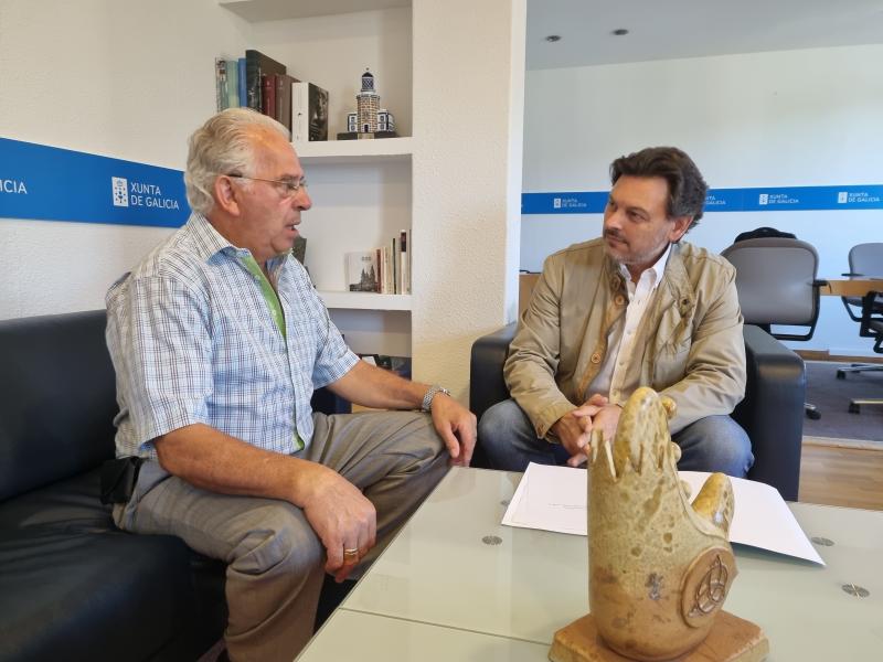 Antonio Rodríguez Miranda e José Gil, durante a reunión celebrada no despacho do secretario xeral da Emigración na capital de Galicia