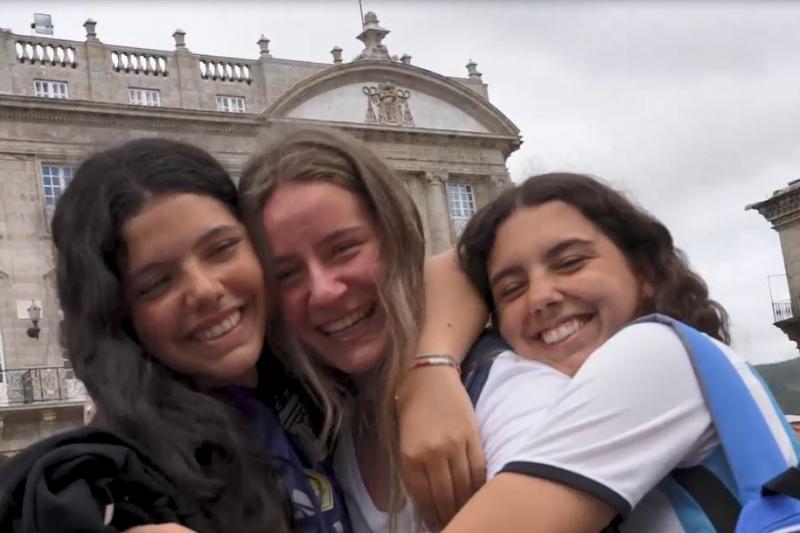 La emoción ante la Catedral de Santiago pone fin a la experiencia de los chicos y chicas gallegas del exterior que participaron en el programa Conecta con Galicia de Emigración