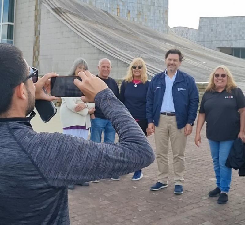 Imaxe do encontro do secretario xeral da Emigración cos e coas membros do Centro Partido de Carballiño de Bos Aires