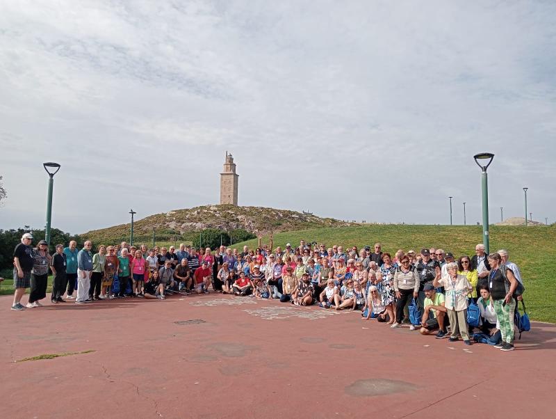 Imagen de las y los participantes en los Reencontros con Galicia, esta mañana, en la Torre de Hércules Imagen de las y los participantes en los Reencontros con Galicia, esta mañana, en la Torre de Hércules