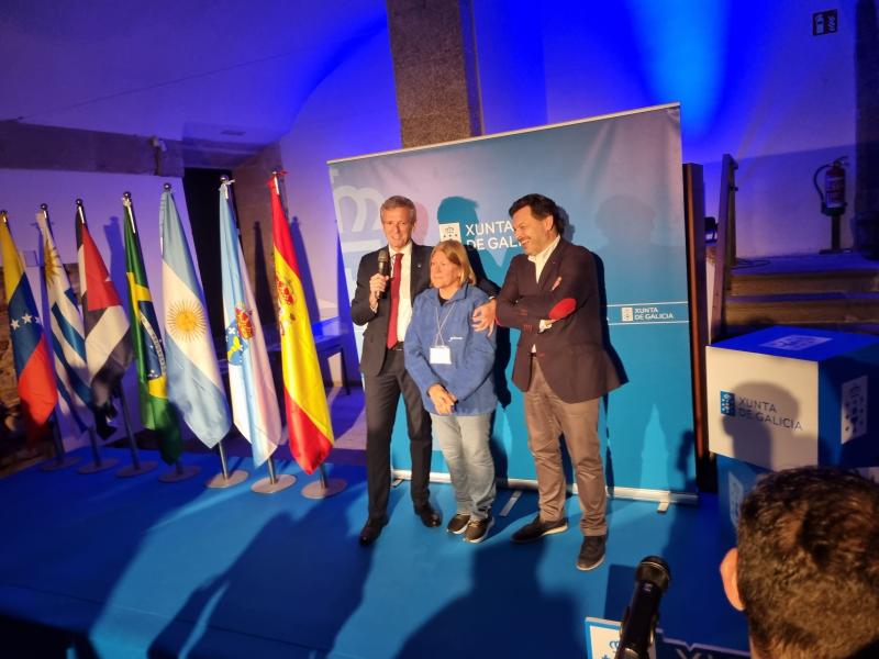 El presidente de la Xunta mantuvo en Santiago un encuentro con participantes en el programa Reencontros con Galicia