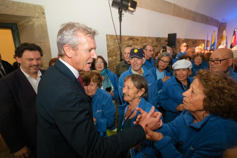 O presidente da Xunta mantivo en Santiago un encontro con participantes no programa Reencontros con Galicia