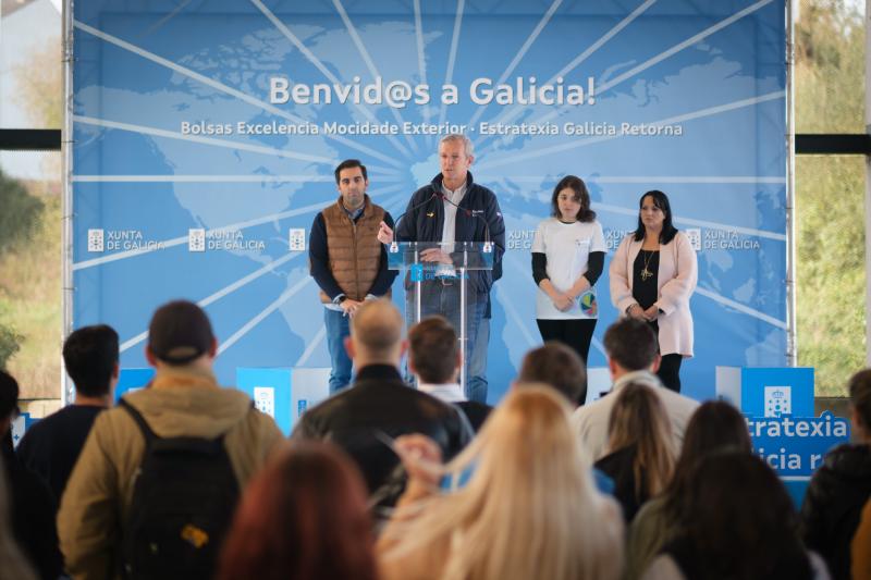 El presidente de la Xunta dio la bienvenida a las y los beneficiarios de las becas BEME del curso 2023-2024
