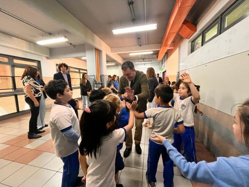 Román Rodríguez destaca el compromiso con la enseñanza del Colegio Santiago Apóstol de Buenos Aires, que acaba de renovar sus instalaciones con una nueva planta