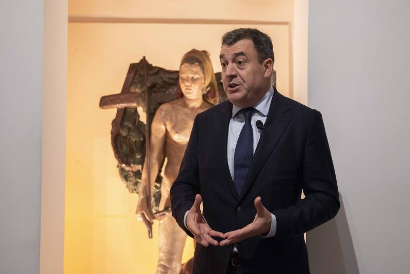 O conselleiro de Cultura e o ministro de Educación e Cultura do Uruguai visitan a escultura no prestixioso centro cultural da capital uruguaia