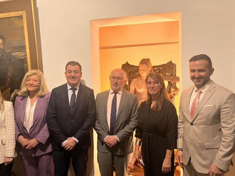 O conselleiro de Cultura e o ministro de Educación e Cultura do Uruguai visitan a escultura no prestixioso centro cultural da capital uruguaia