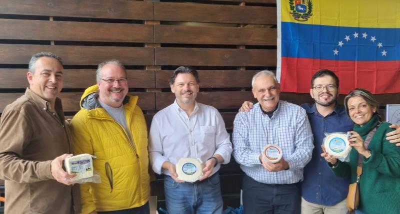 Miranda destaca en la visita a la oficina itinerante de la Federación Venezolana de Galicia la importancia de la comunidad de gallegos retornados de Venezuela y la necesidad de fortalecer los lazos culturales