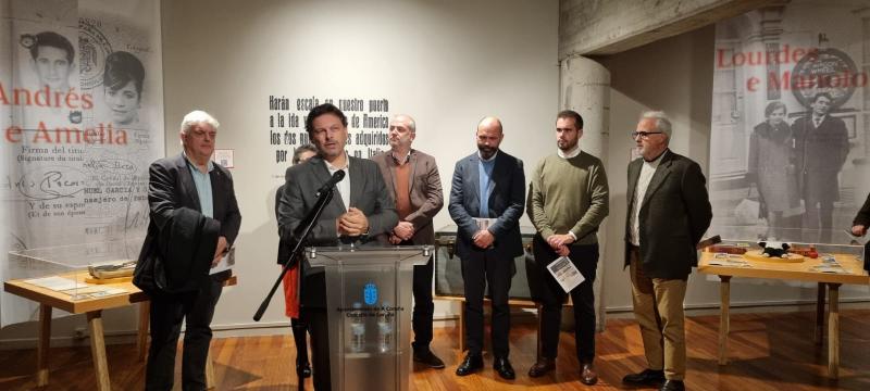 Imagen de la inauguración, esta tarde en A Coruña, de la exposición 'As xeracións do Montserrat. Memoria emocional da emigración galega ao Reino Unido'