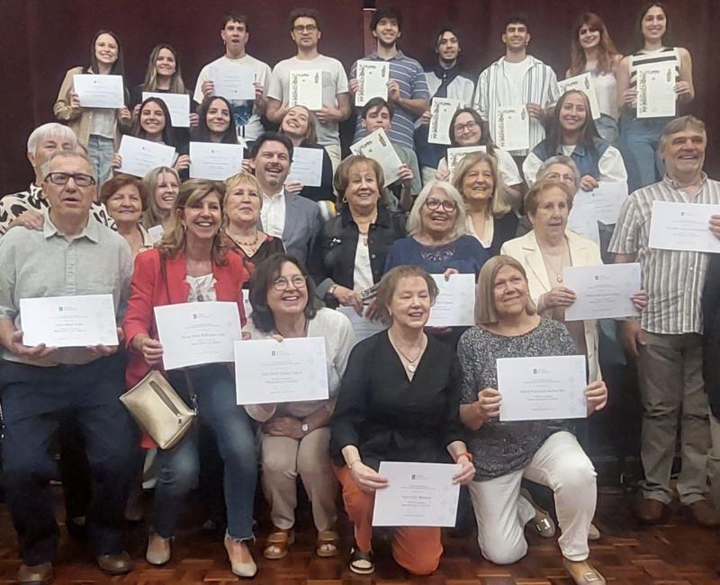 Imaxe da entrega de compostelas e diplomas acreditativos ás e aos participantes do Uruguai nos programas Conecta e Reencontros da Secretaría Xeral da Emigración
