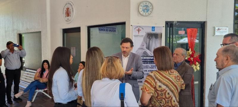 Imaxe da visita do secretario xeral da Emigración ao Centro Galego de Puerto La Cruz