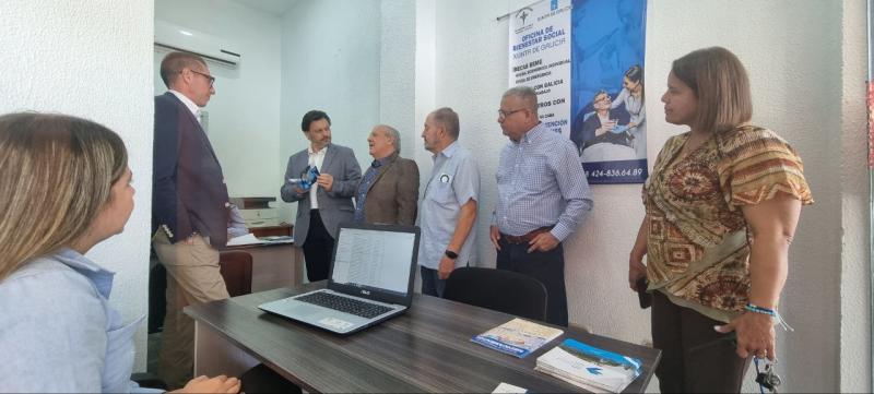 Imagen de la visita del secretario xeral da Emigración al Centro Gallego de Puerto La Cruz