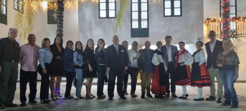 Imaxe da visita do secretario xeral da Emigración ao Centro Galego de Puerto La Cruz