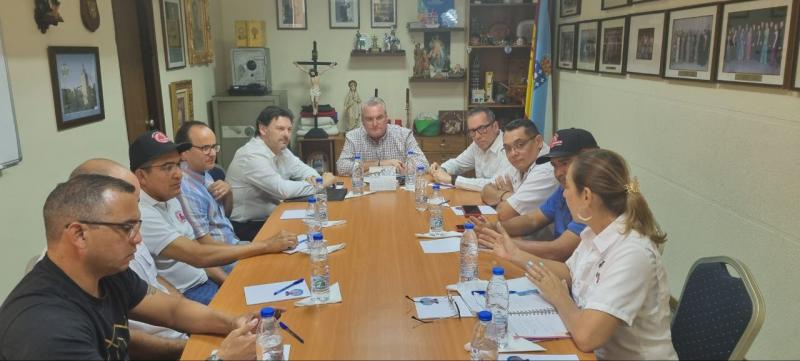 Imagen de la visita del secretario xeral da Emigración de la Xunta de Galicia al Centro Gallego de Maracaibo