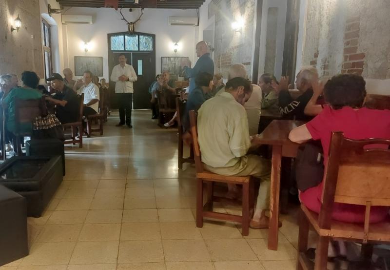 Imaxe da reunión do secretario xeral da Emigración cos presidentes e presidentas das entidades galegas en Cuba