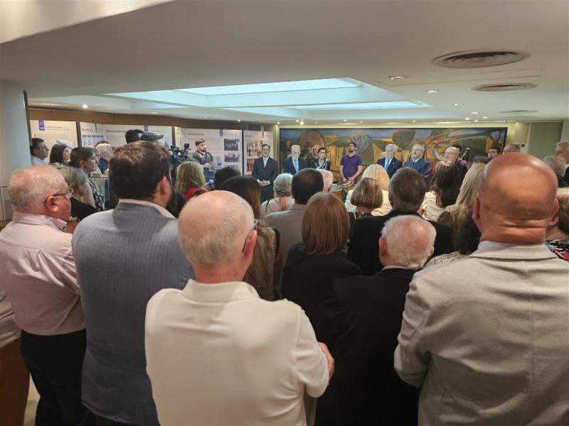 Imagen de la inauguración en Buenos Aires de la muestra 'El poder de la palabra. Un recorrido por la historia del Parlamento de Galicia'