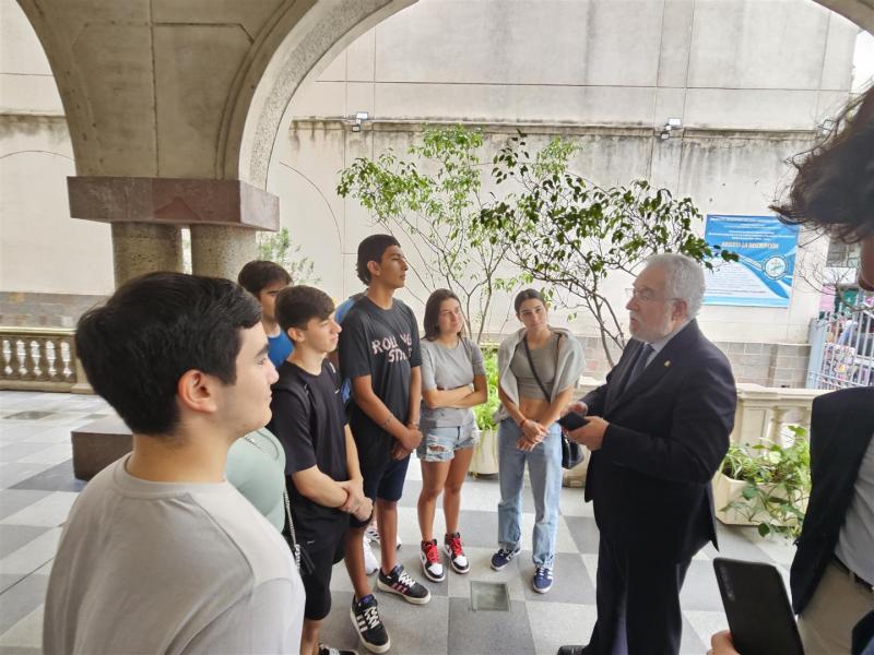 Imagen de la visita del presidente del Parlamento de Galicia al Instituto Argentino Gallego Santiago Apóstol de Buenos Aires
