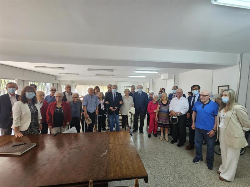 Imagen de la visita del presidente del Parlamento de Galicia al Hogar Español de Ancianos de Montevideo