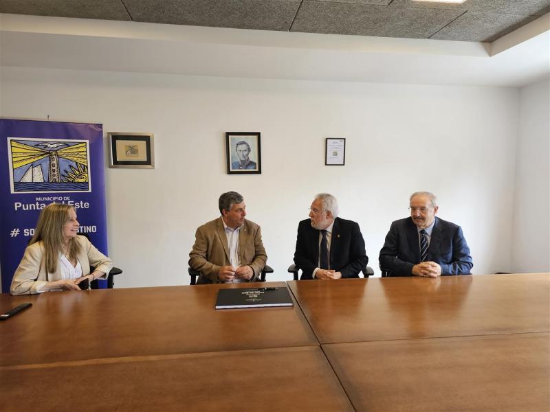 Imagen de la reunión del presidente del Parlamento de Galicia con el alcalde de Punta del Este