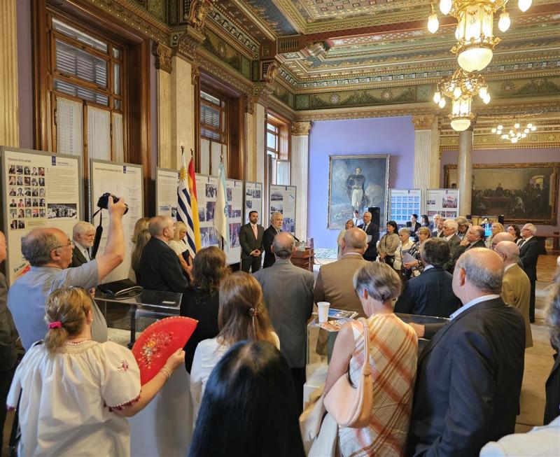 Imagen de la inauguración en Montevideo de la muestra 'El poder de la palabra. Un recorrido por la historia del Parlamento de Galicia'