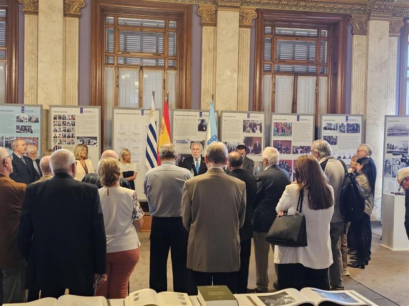 Imagen de la inauguración en Montevideo de la muestra 'El poder de la palabra. Un recorrido por la historia del Parlamento de Galicia'