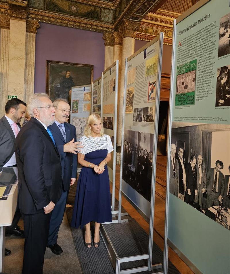 Imagen de la inauguración en Montevideo de la muestra 'El poder de la palabra. Un recorrido por la historia del Parlamento de Galicia'