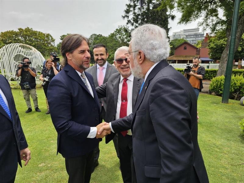 Imaxe do encontro do presidente do Parlamento de Galicia co presidente da República Oriental do Uruguai