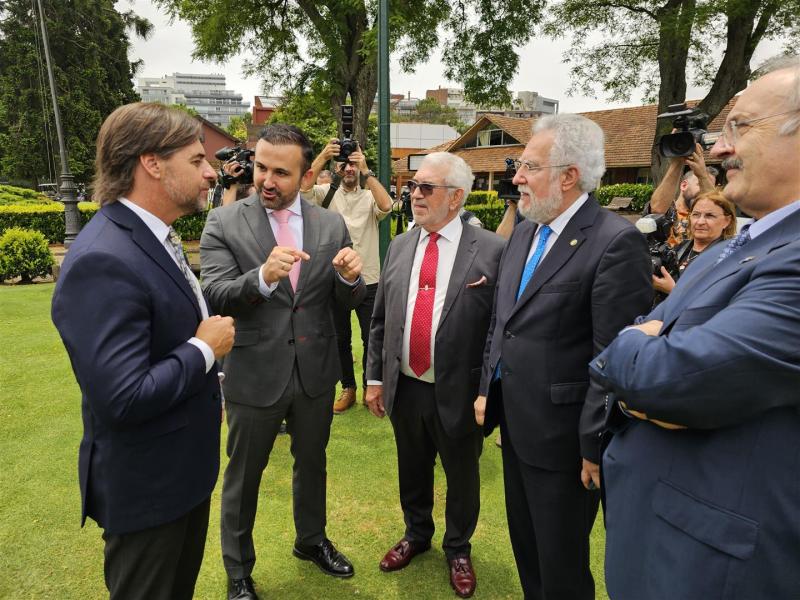 Imaxe do encontro do presidente do Parlamento de Galicia co presidente da República Oriental do Uruguai