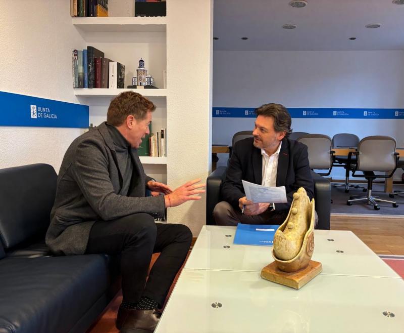 Antonio Rodríguez Miranda e Luis Deber, durante a reunión celebrada na sede da SXE na capital galega Antonio Rodríguez Miranda e Luis Deber, durante a reunión celebrada na sede da SXE na capital galega
