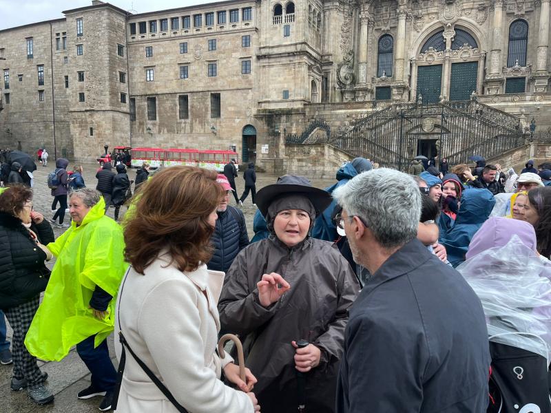 Imaxe da chegada á Praza do Obradoiro das e dos membros da Irmandade Galega de Rubí que peregrinaron a Compostela