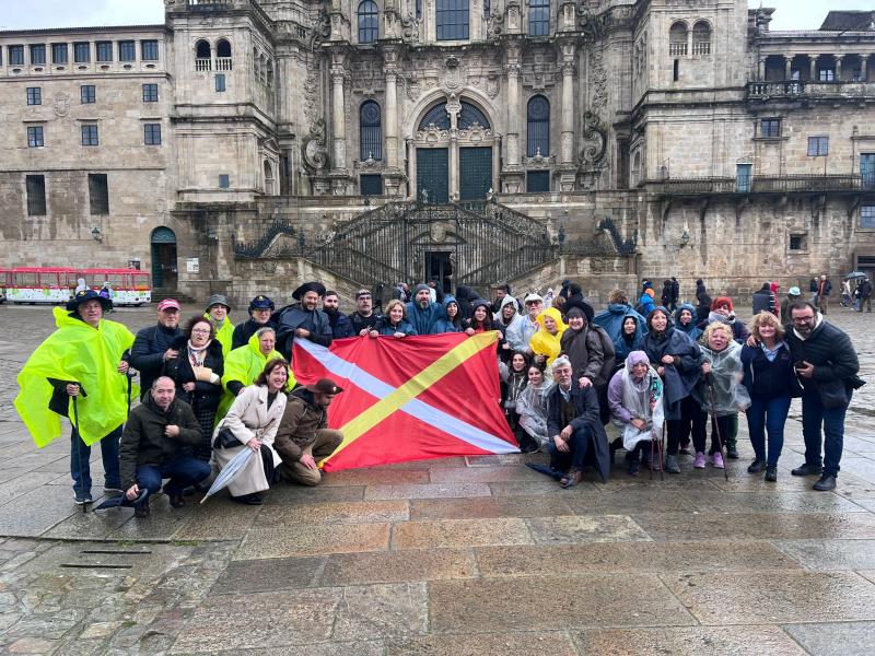 Imaxe da chegada á Praza do Obradoiro das e dos membros da Irmandade Galega de Rubí que peregrinaron a Compostela