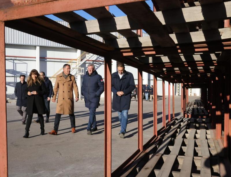 El presidente de la Xunta visita varias plantas de transformación en la Patagonia
