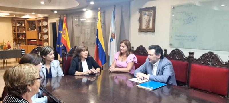 Imaxe da reunión do secretario xeral da Emigración coa directiva da Asociación Fillos de Galicia de Aragua