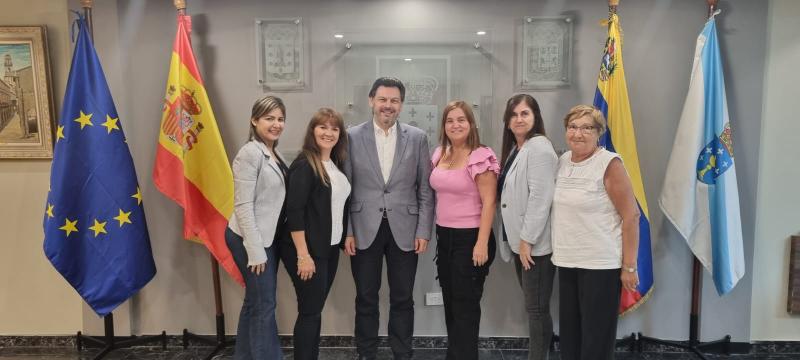 Imaxe da reunión do secretario xeral da Emigración coa directiva da Asociación Fillos de Galicia de Aragua