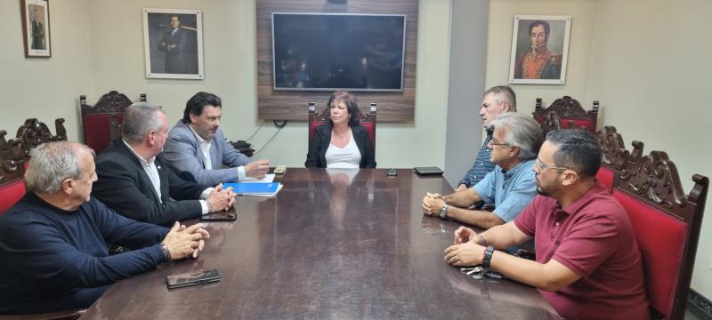 Imagen de la reunión del secretario xeral da Emigración con representantes de las entidades gallegas de Venezuela