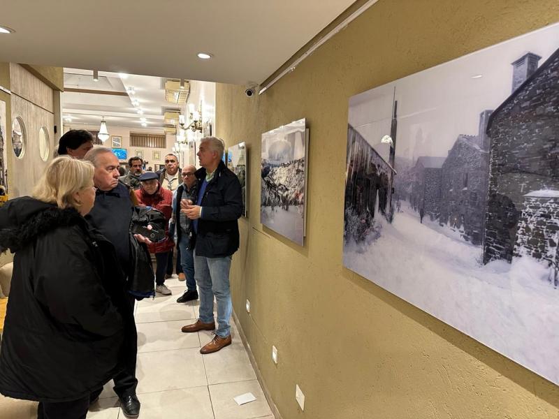 Imagen de la visita del delegado de la Xunta de Galicia en Buenos Aires a la muestra que se exhibe en el Centro Lalín, Agolada y Silleda Imagen de la visita del delegado de la Xunta de Galicia en Buenos Aires a la muestra que se exhibe en el Centro Lalín, Agolada y Silleda