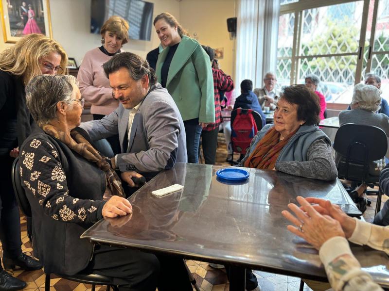 Imaxe da visita do secretario xeral da Emigración á Sociedade Beneficente Rosalía de Castro de São Paulo