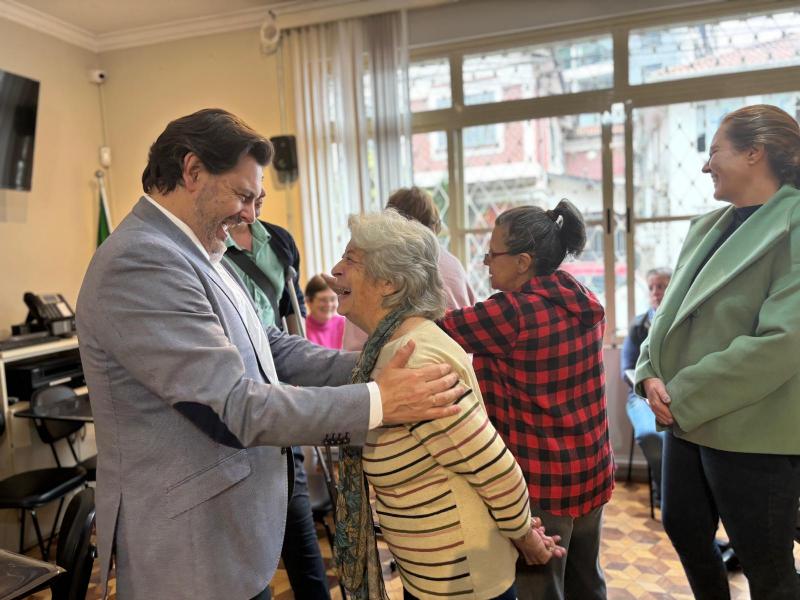 Imaxe da visita do secretario xeral da Emigración á Sociedade Beneficente Rosalía de Castro de São Paulo