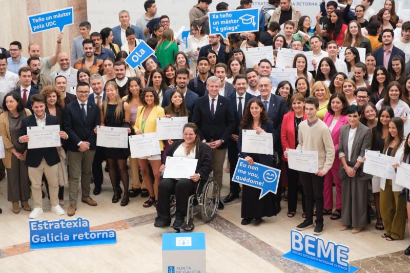 O presidente da Xunta participou na entrega de diplomas aos bolseiros de másteres universitarios BEME e Formación Profesional Retorna Talento FP