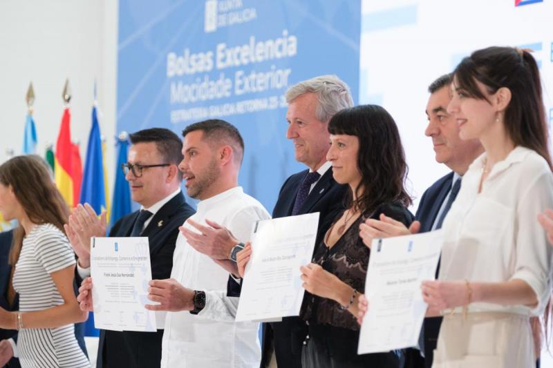 O presidente da Xunta participou na entrega de diplomas aos bolseiros de másteres universitarios BEME e Formación Profesional Retorna Talento FP