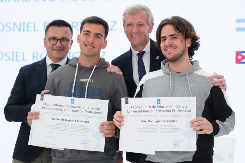 O presidente da Xunta participou na entrega de diplomas aos bolseiros de másteres universitarios BEME e Formación Profesional Retorna Talento FP