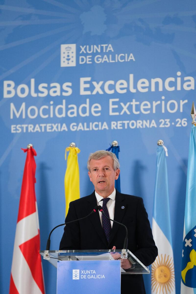 O presidente da Xunta participou na entrega de diplomas aos bolseiros de másteres universitarios BEME e Formación Profesional Retorna Talento FP