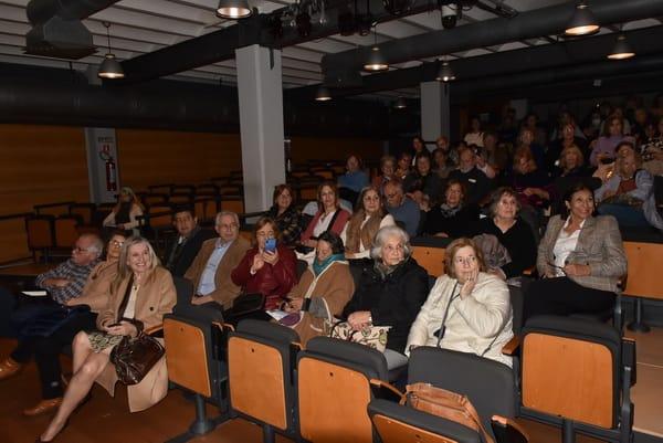 A delegada da Xunta en Uruguai asiste á proxección da película «12 no Camiño» para promover a cultura galega e destacar o Camiño de Santiago