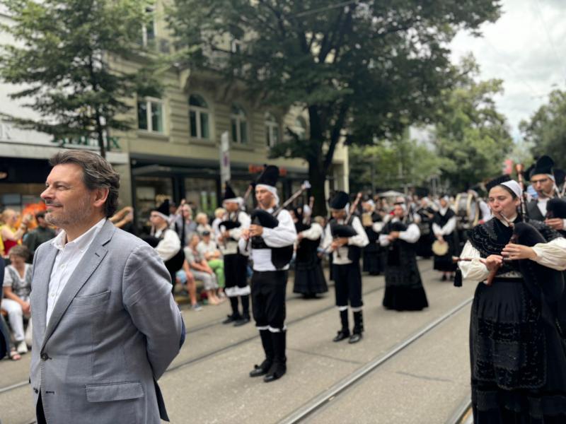 A participación do secretario xeral da Emigración nun evento nacional en Suíza fortalece os lazos coa diáspora galega e mostra a riqueza cultural de Galicia