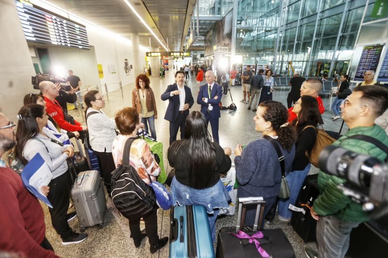 Imaxe da chegada das e dos participantes nas Escolas Abertas ao aeroporto de Santiago de Compostela